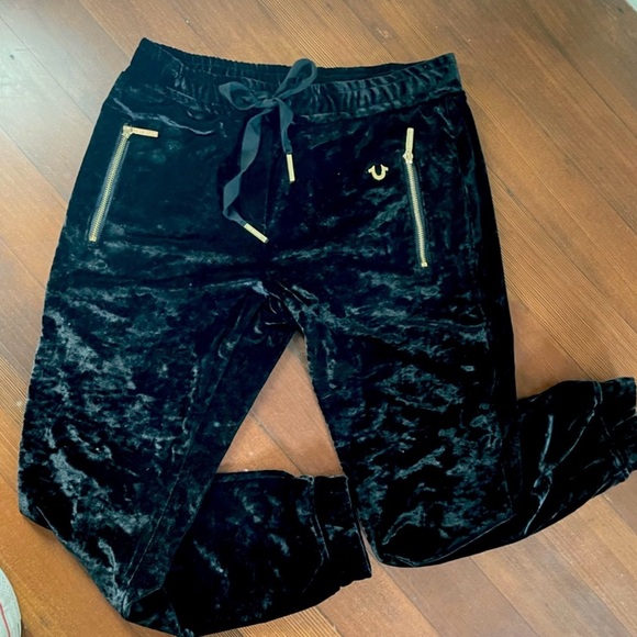 True Religion velour track suit black size small
Set top and bottom - Picture 4 of 5